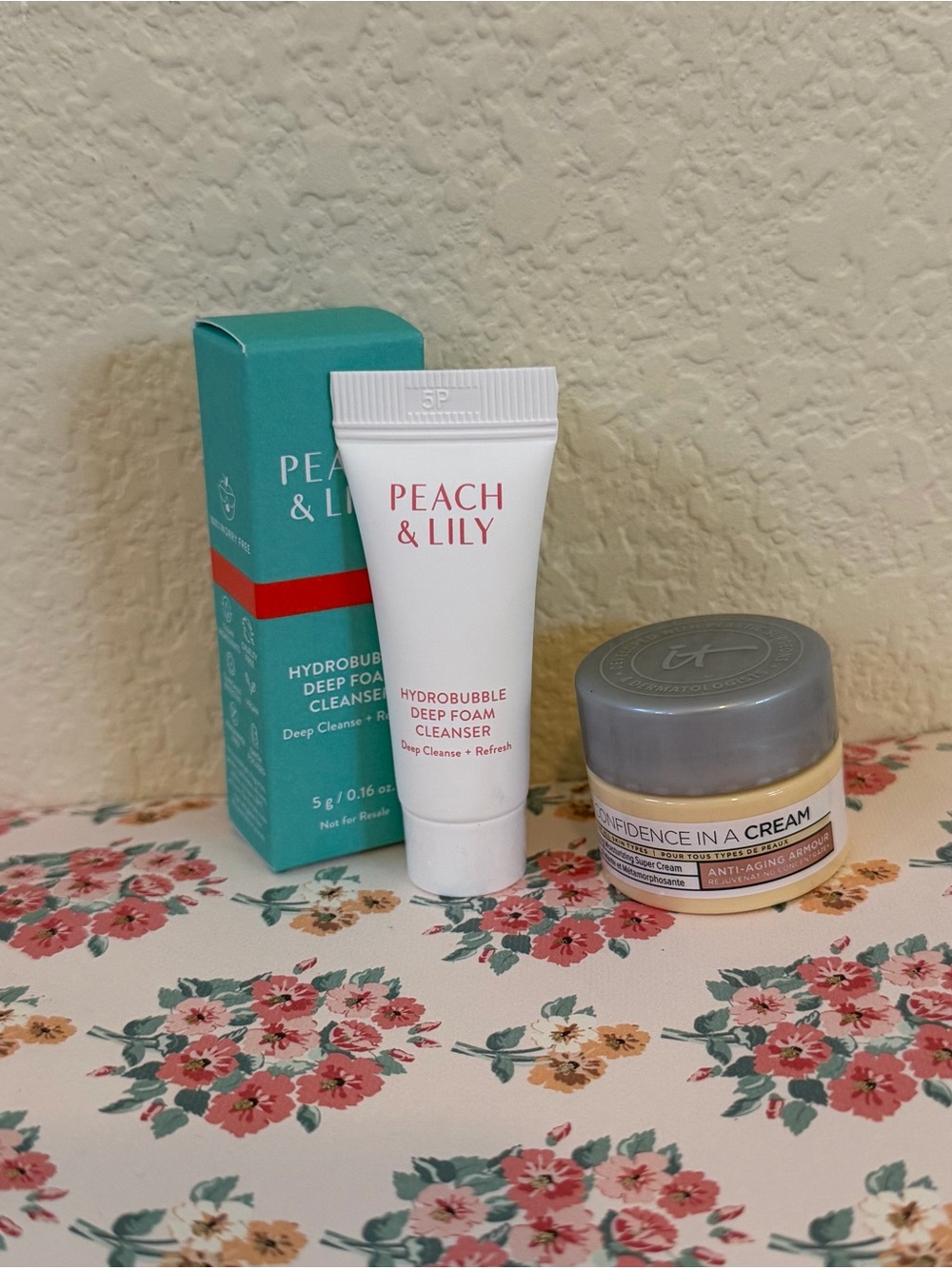🌼 4/$13 - New two piece skincare set (It cosmetics and peach & Lily)